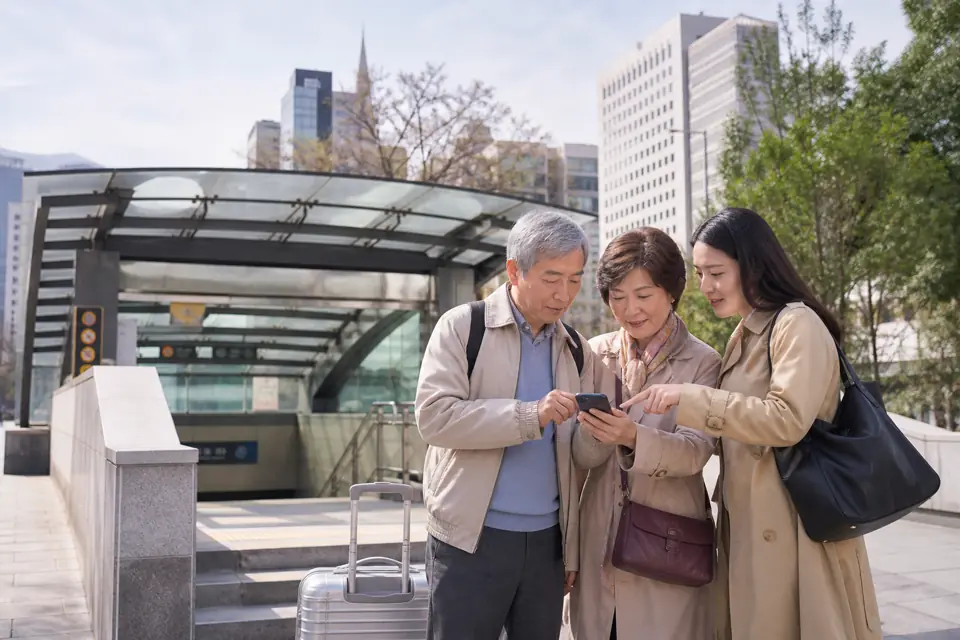 陪長輩去韓國 eSIM 怎麼安排？別把聯絡與導航都交給同一支手機縮圖