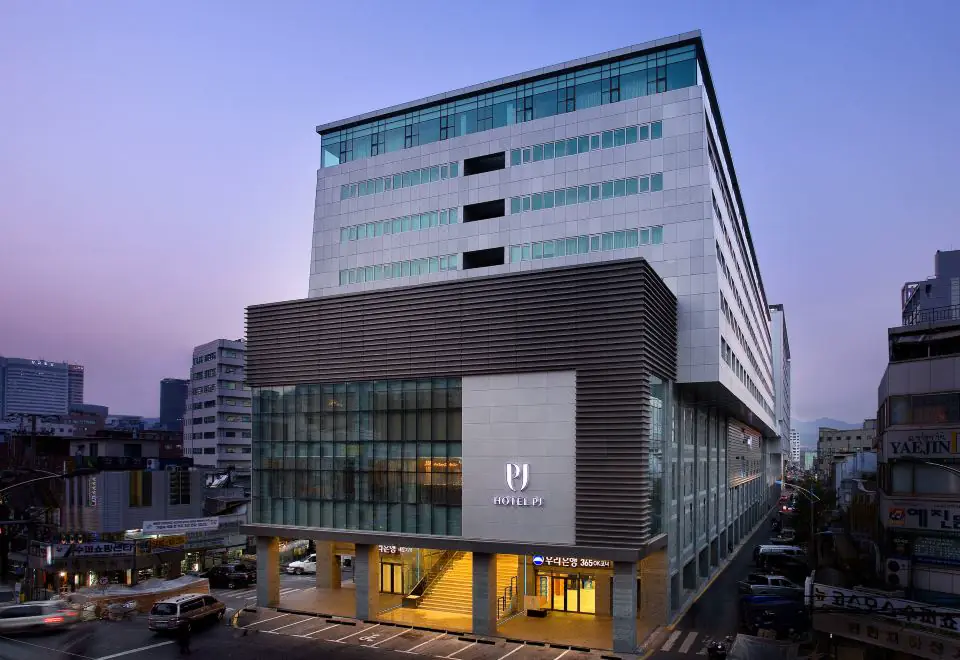 Hotel PJ Myeongdong 值得住嗎？多人房與陽台怎麼看 縮圖