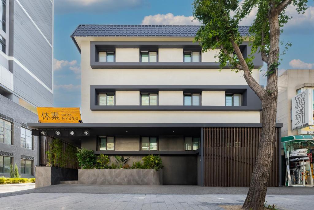 Hotel Hyuso Guro 飯店建築與入口