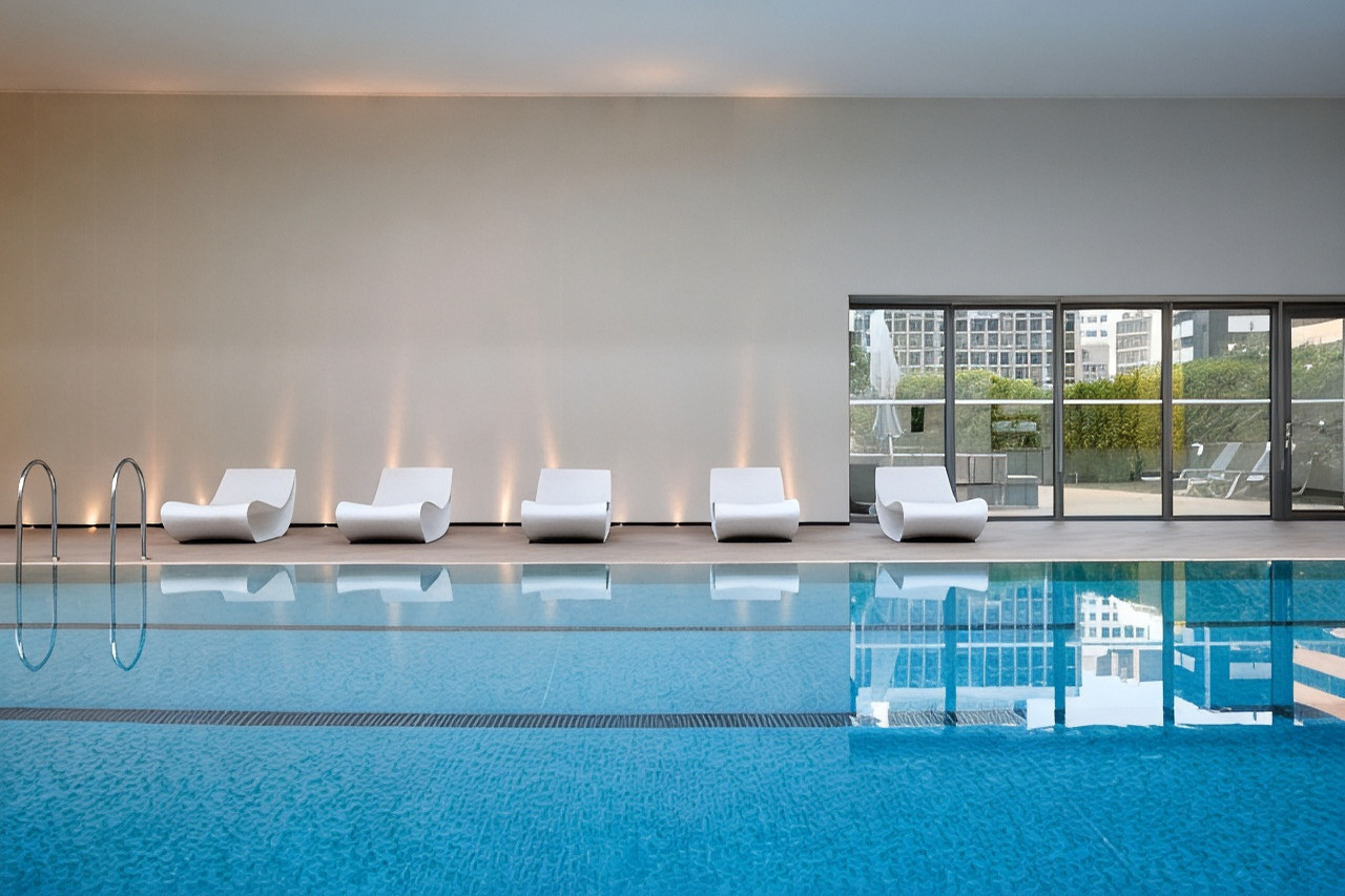 Lotte Hotel Seoul 室內游泳池與休憩椅