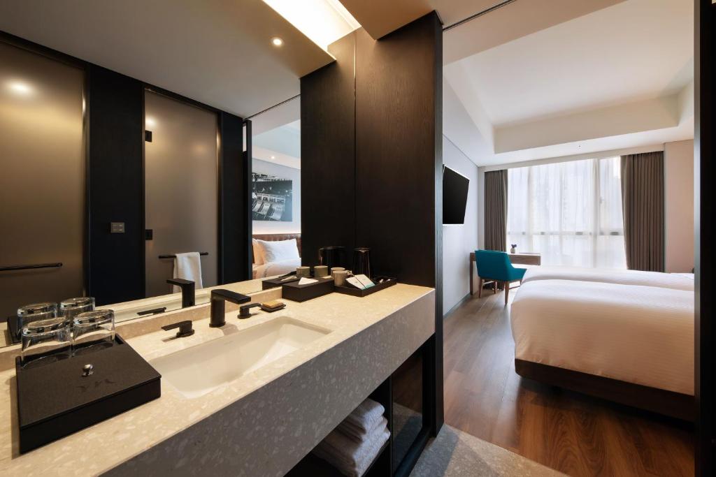 Mercure Ambassador Seoul Hongdae 客房與浴室內部